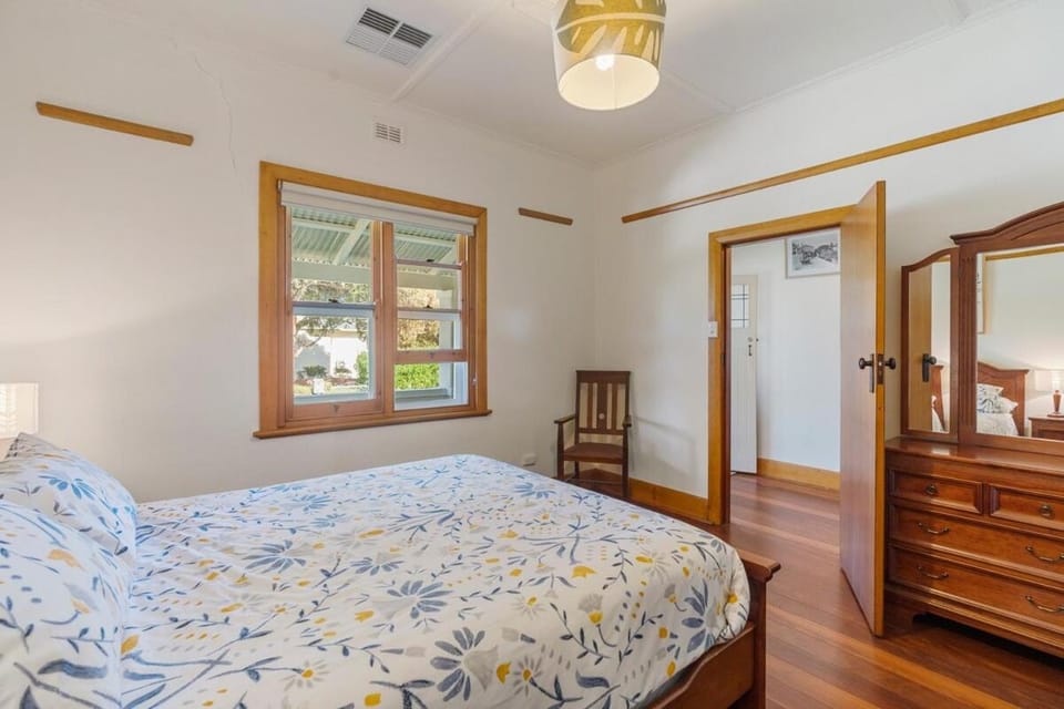 Bungalow on Hutton - Coastal Charm in Port Elliot House in Port Elliot