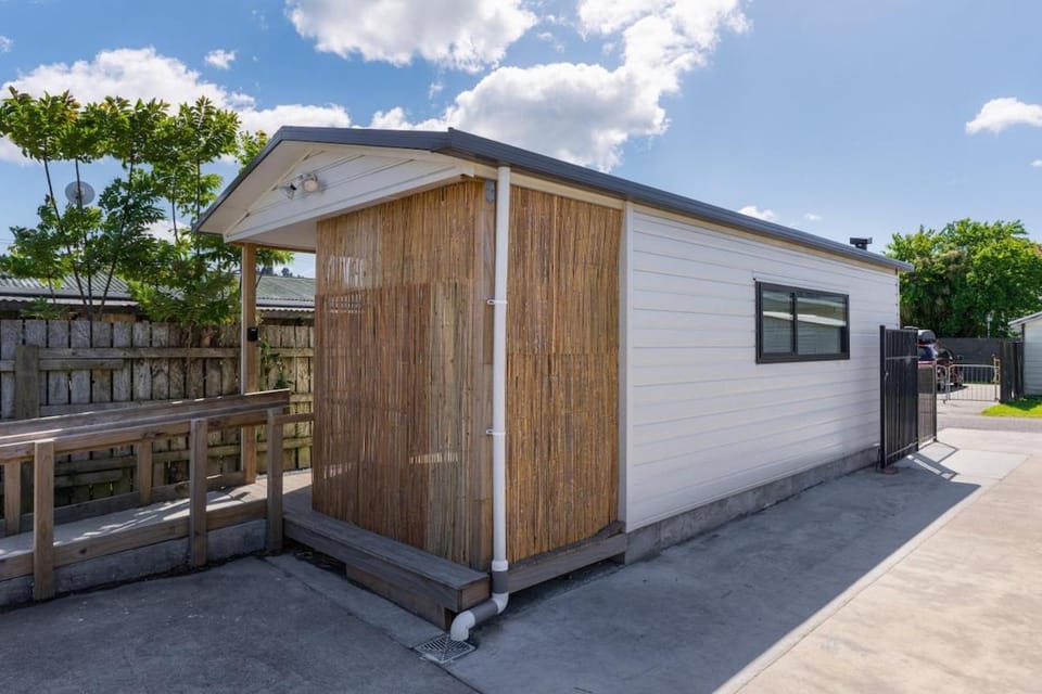 Studio Unit 5 Mins Walk to CBD Apartment in Gisborne