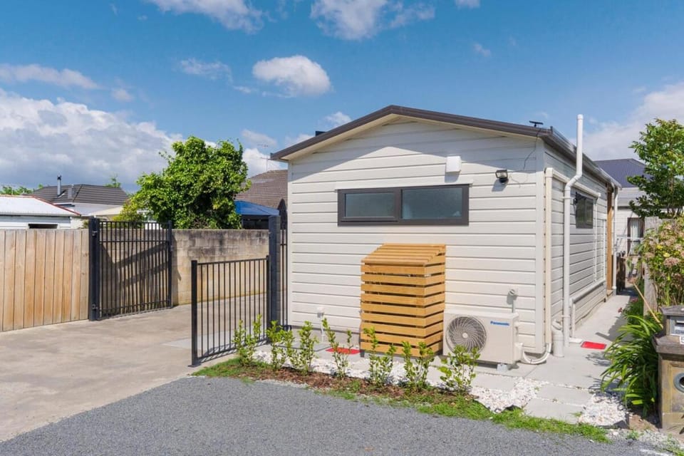 Studio Unit 5 Mins Walk to CBD Apartment in Gisborne