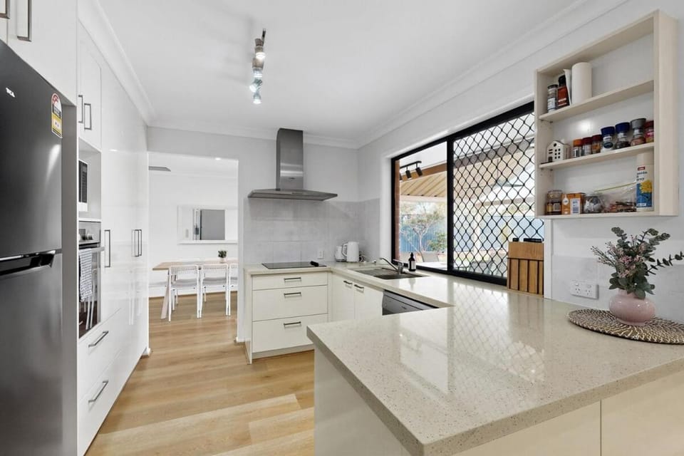 Coffee/tea facilities, Kitchen or kitchenette, oven, stove, stove, kitchen, kitchen