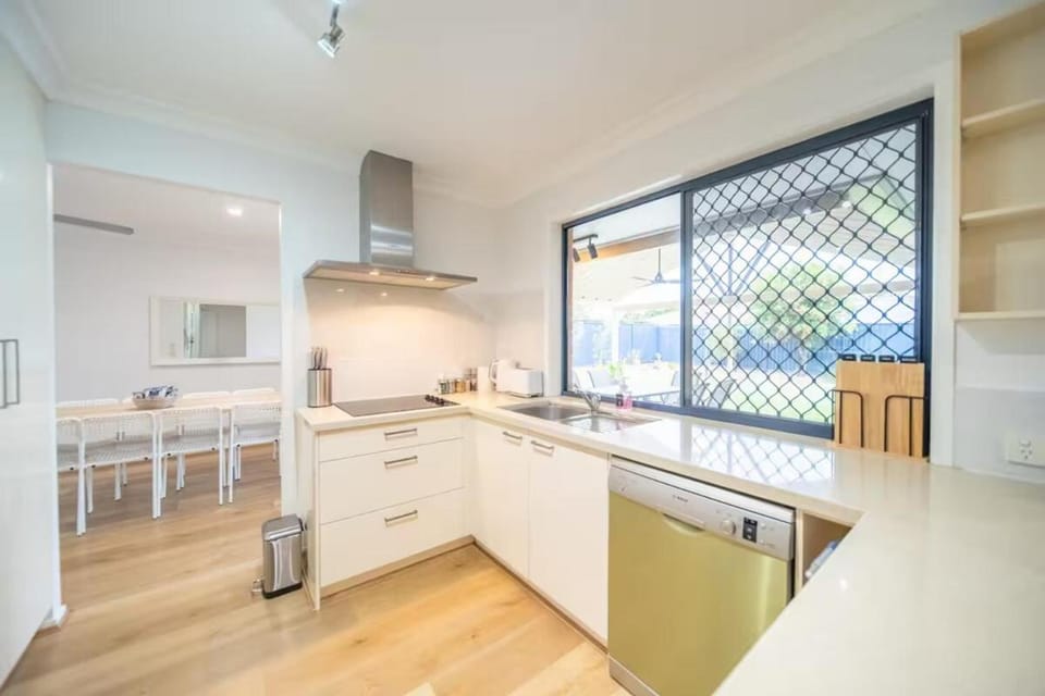 Kitchen or kitchenette, Dining area, stove