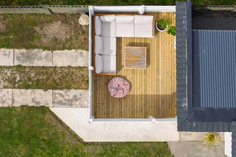 Beachfront Studio Steps to the Sand Apartment in Gisborne
