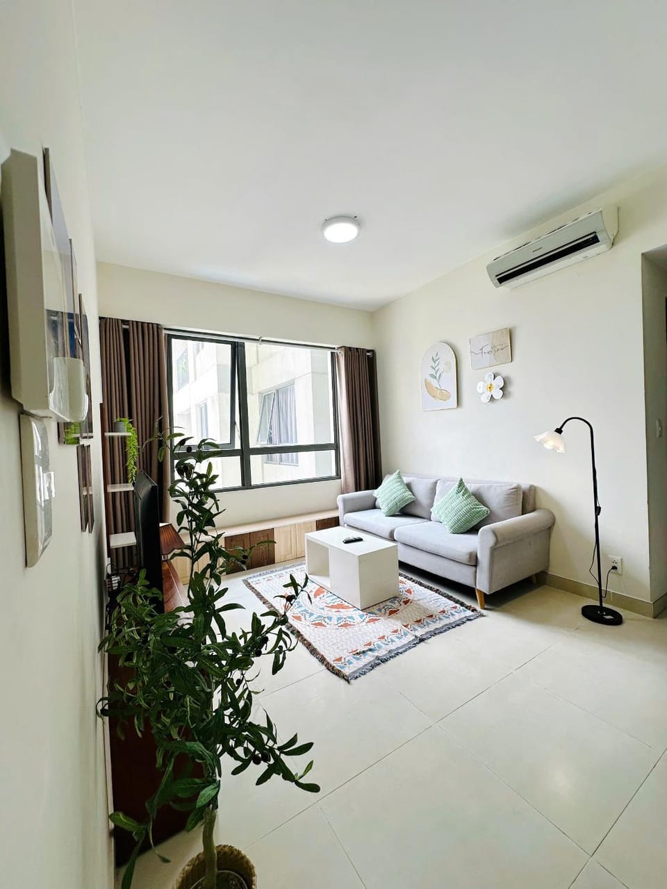 TV and multimedia, Living room, Photo of the whole room, Seating area, air conditioner