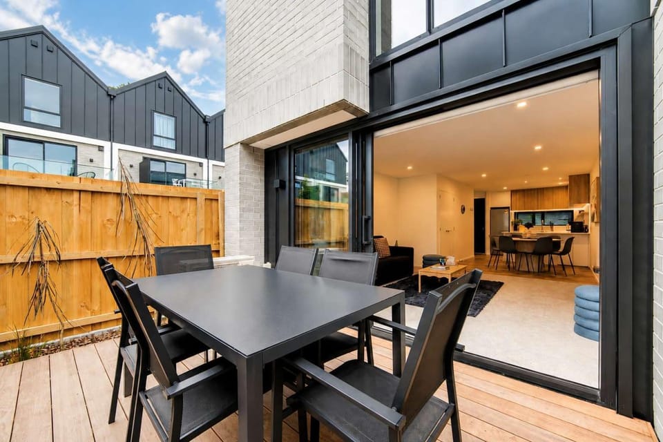 Gloucester Escape Modern 2BR with Outdoor Space Apartment in Christchurch