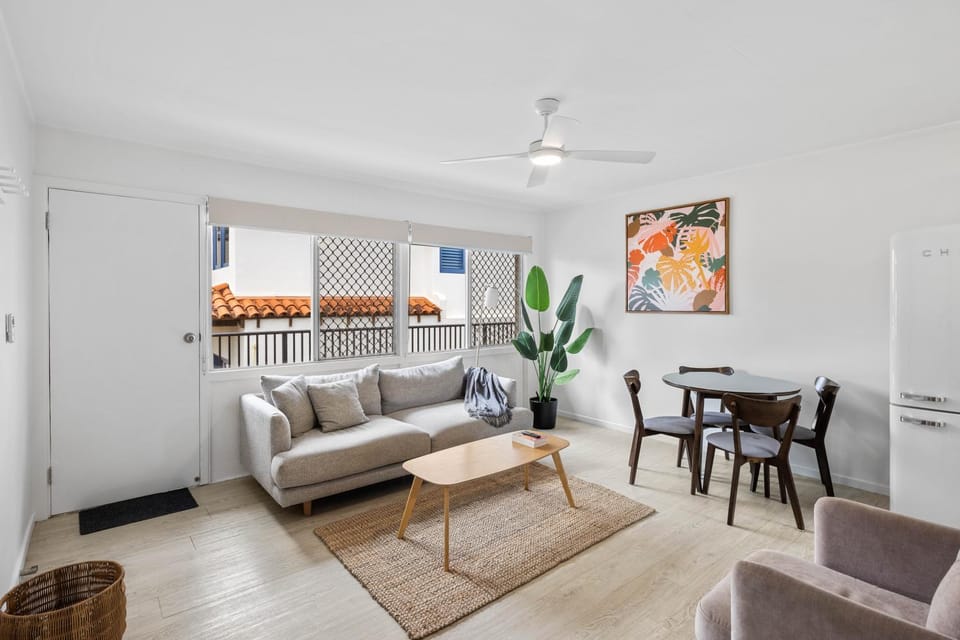 Living room, Seating area, Dining area, fireplace