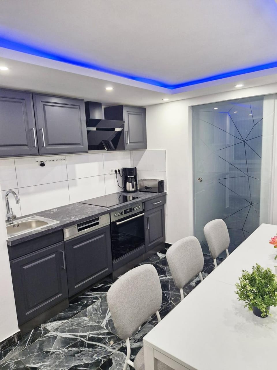 Kitchen or kitchenette, Dining area