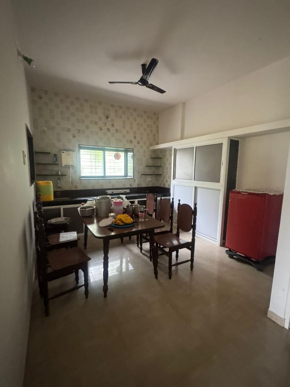 Kitchen or kitchenette, Dining area