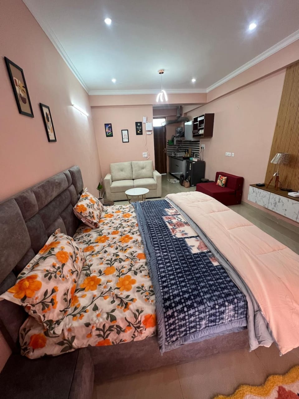 Photo of the whole room, Bedroom