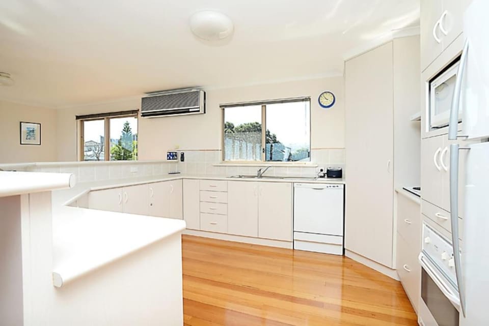 88 Seagull Ave - Ocean Views - Family - Linen Included House in Port Elliot
