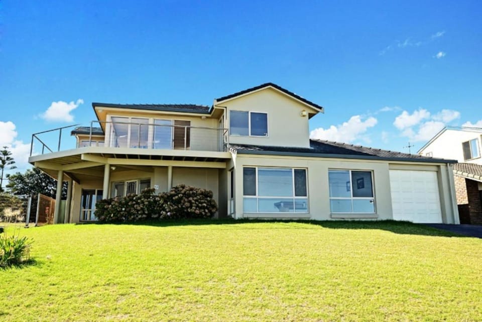 88 Seagull Ave - Ocean Views - Family - Linen Included House in Port Elliot