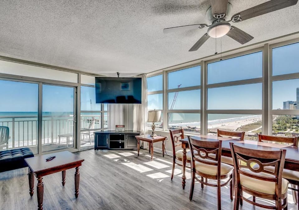Natural landscape, TV and multimedia, View (from property/room), Balcony/Terrace, Living room, Seating area, Dining area, Evening entertainment, Sea view