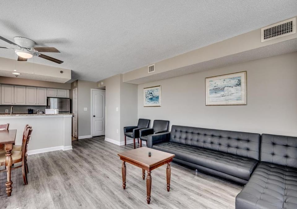 Kitchen or kitchenette, Living room, Seating area, Dining area, air conditioner