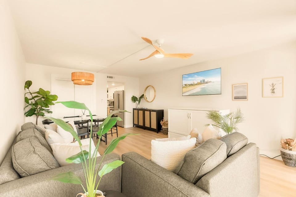 TV and multimedia, Kitchen or kitchenette, Living room, Seating area, kitchen