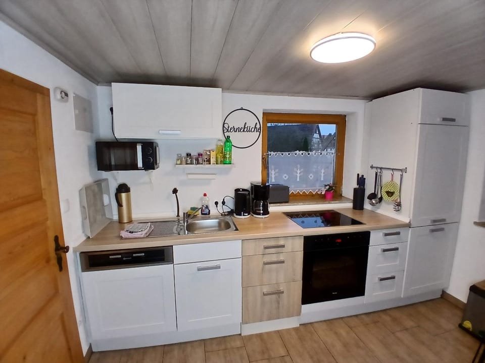 Coffee/tea facilities, Kitchen or kitchenette, oven, stove