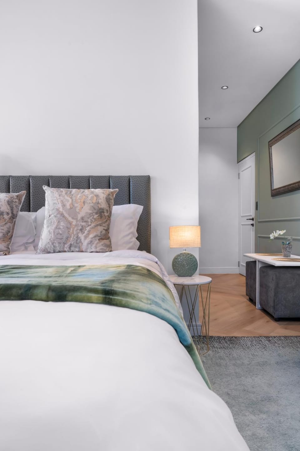 Bed, Photo of the whole room, Seating area, Bedroom