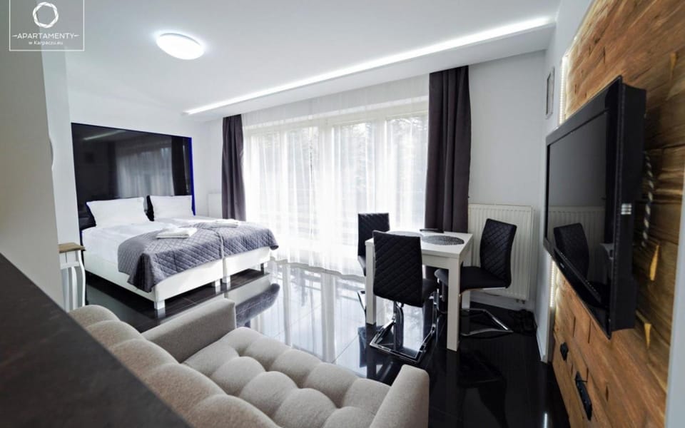 Bed, TV and multimedia, Living room, Photo of the whole room, Seating area, Bedroom