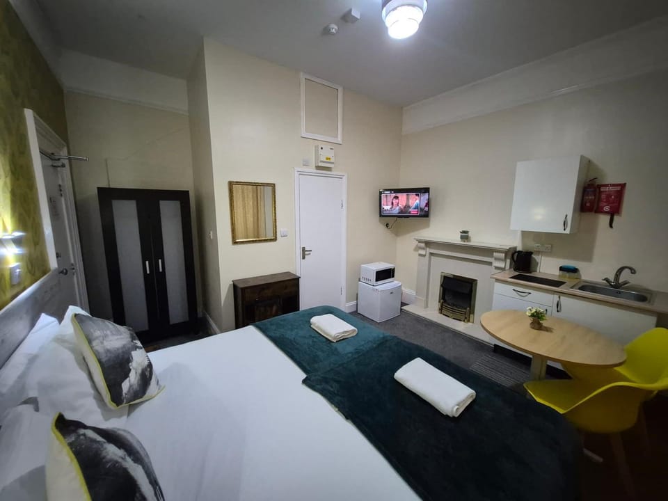 Southsea Ground-Floor Studio Apartment with Free Private Parking Apartment in Portsmouth