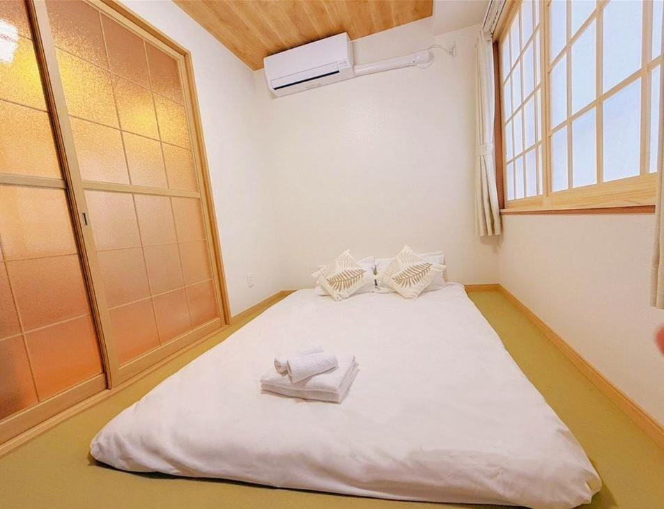 Bed, Photo of the whole room, Bedroom, air conditioner
