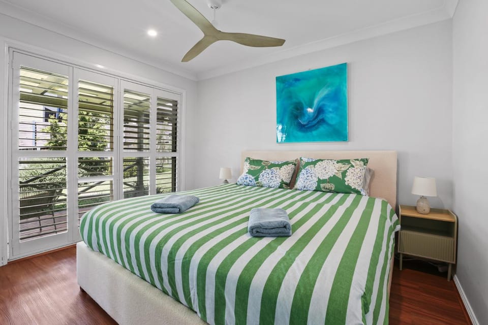 Kiama Beach Retreat - Big Yard & Movie Lounge House in Kiama