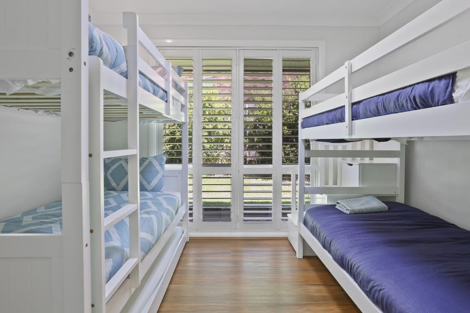 Kiama Beach Retreat - Big Yard & Movie Lounge House in Kiama