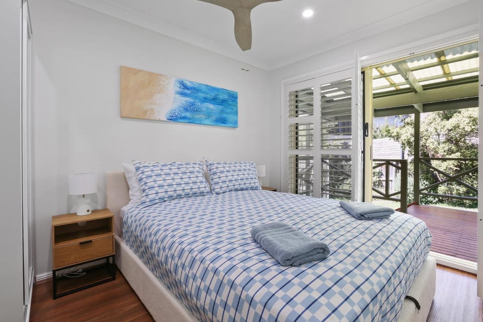 Kiama Beach Retreat - Big Yard & Movie Lounge House in Kiama