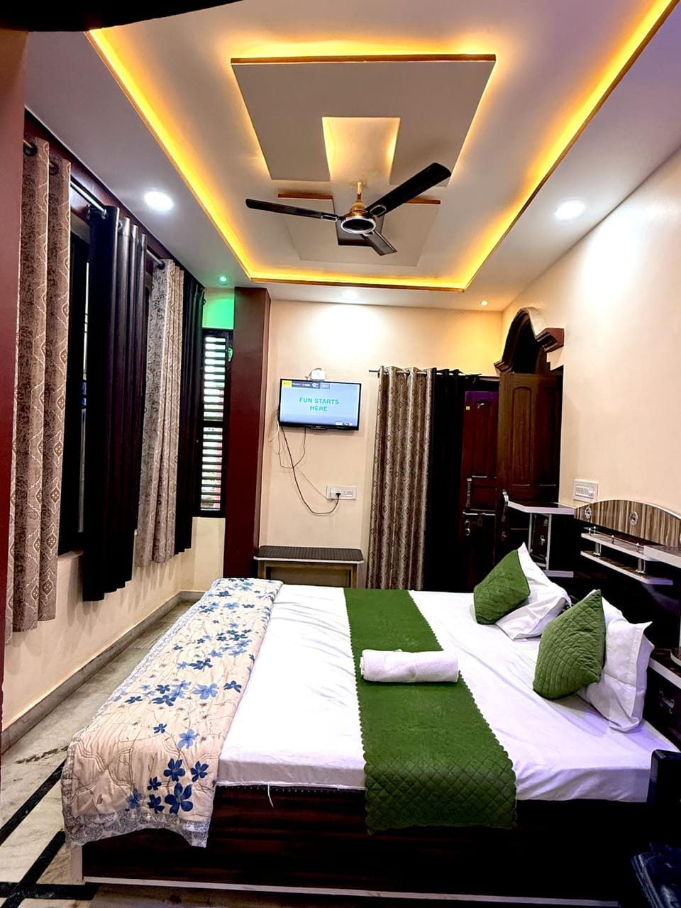 Bed, TV and multimedia, Living room