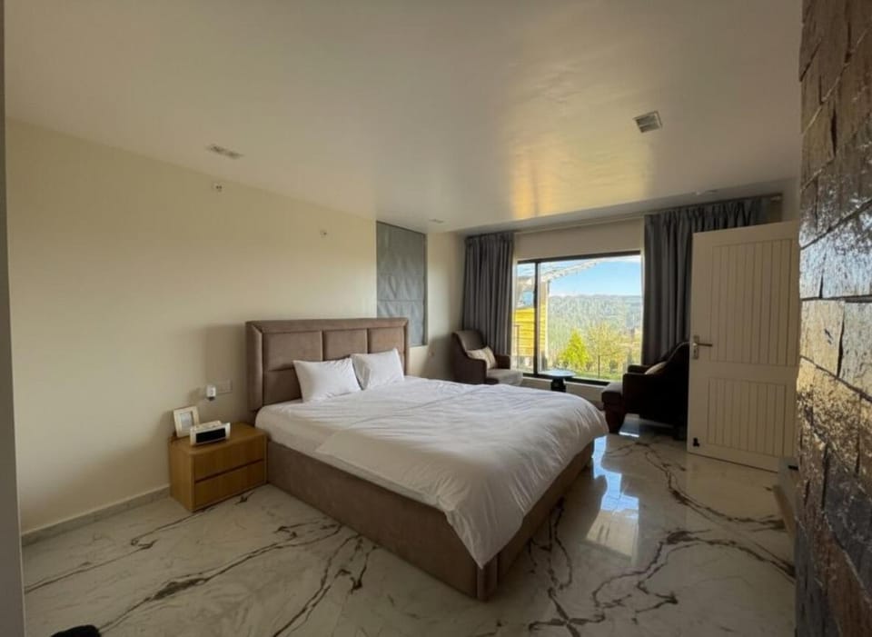 Photo of the whole room, Bedroom