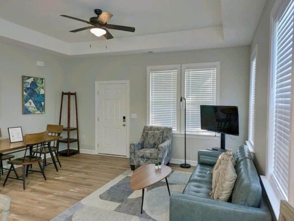 TV and multimedia, Living room, Seating area, Dining area