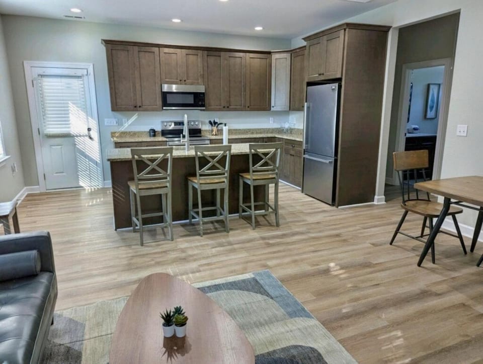 Kitchen or kitchenette, Seating area, oven, stove