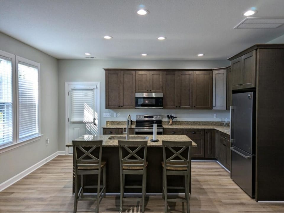 Kitchen or kitchenette, Dining area, dishwasher, oven, stove