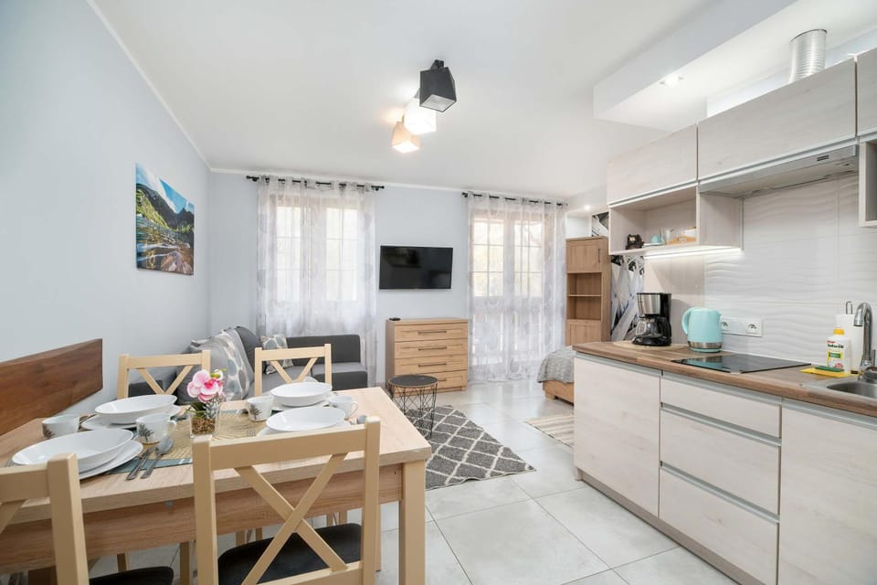 TV and multimedia, Coffee/tea facilities, Kitchen or kitchenette, Living room, Seating area, Dining area