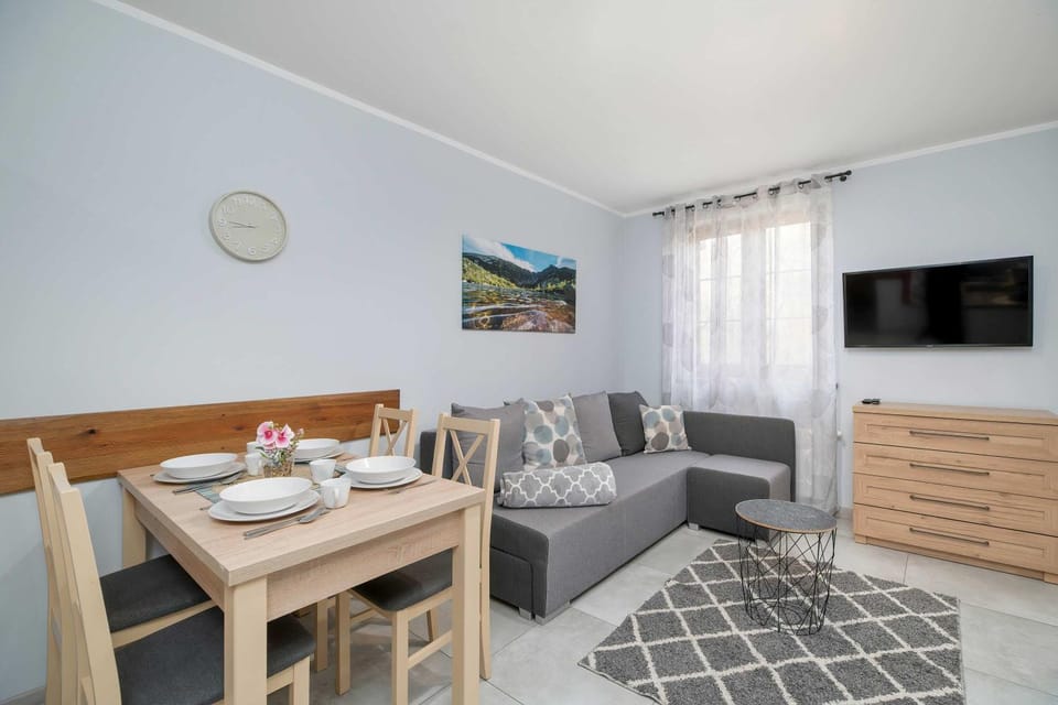 TV and multimedia, Living room, Seating area, Dining area