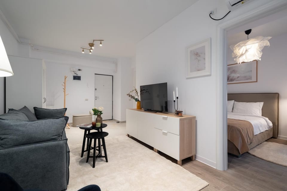Communal lounge/ TV room, Bed, TV and multimedia, Living room, Photo of the whole room, Seating area, Evening entertainment, Bedroom, hair dresser