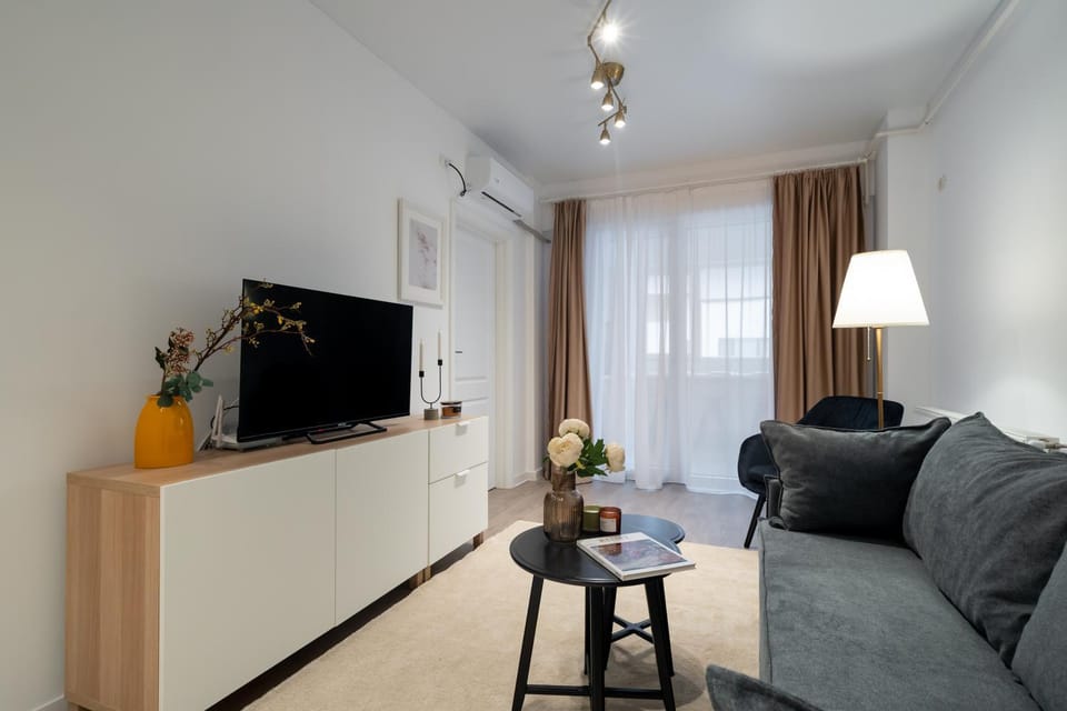 Communal lounge/ TV room, TV and multimedia, Living room, Seating area, Evening entertainment