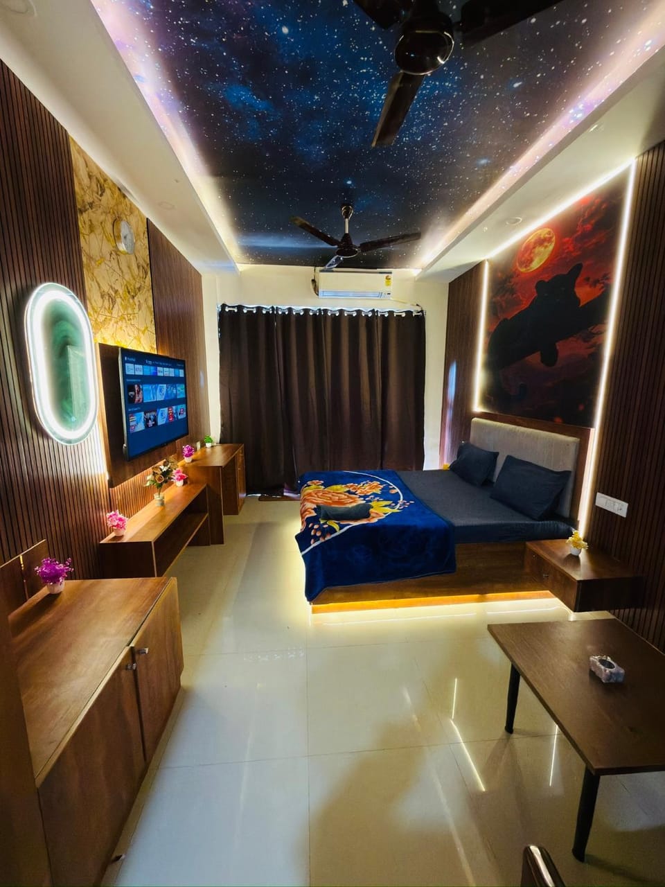 Black Panther Room Sk Studio 10hours Home stay Apartment in Noida