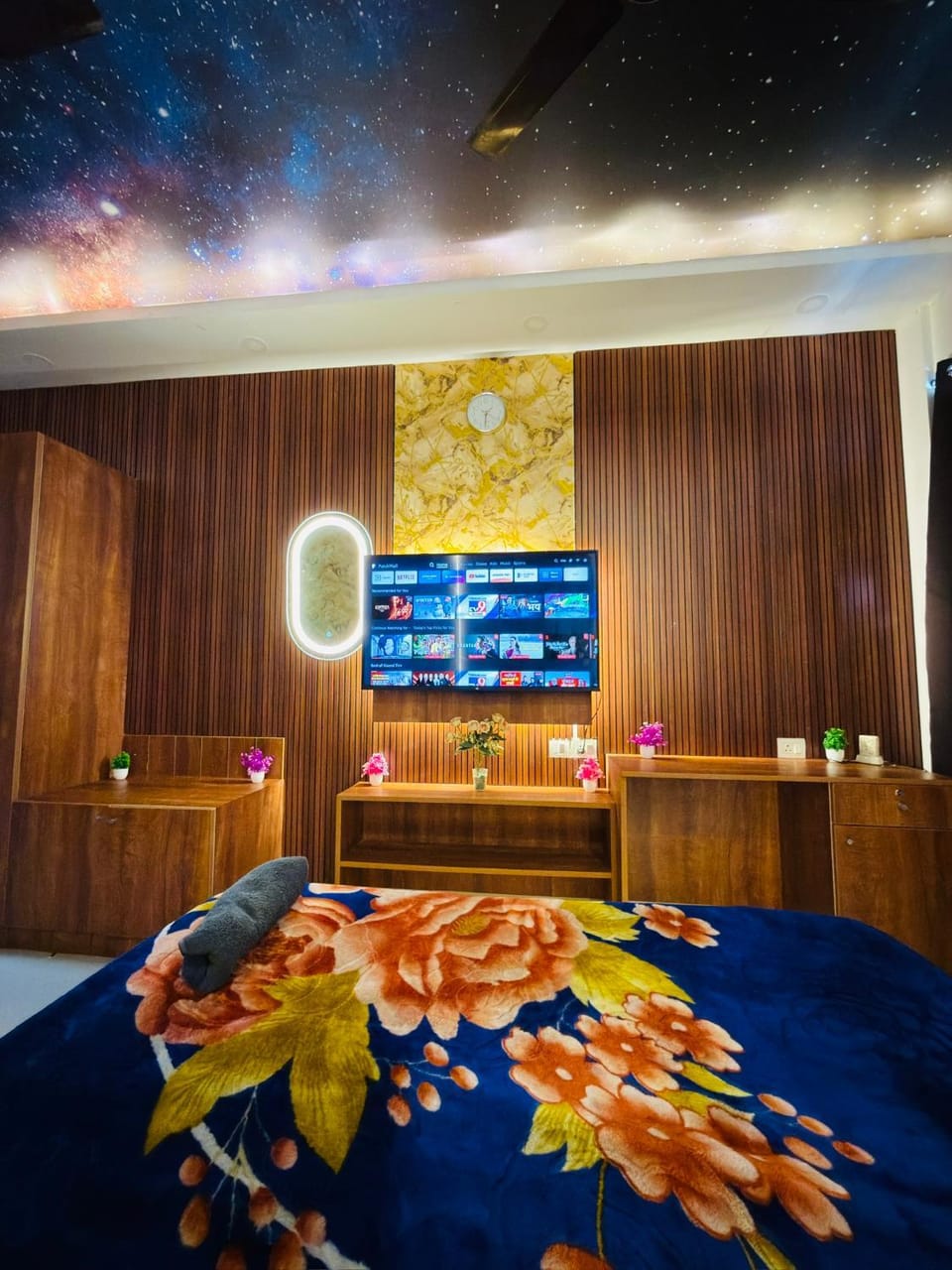 Black Panther Room Sk Studio 10hours Home stay Apartment in Noida