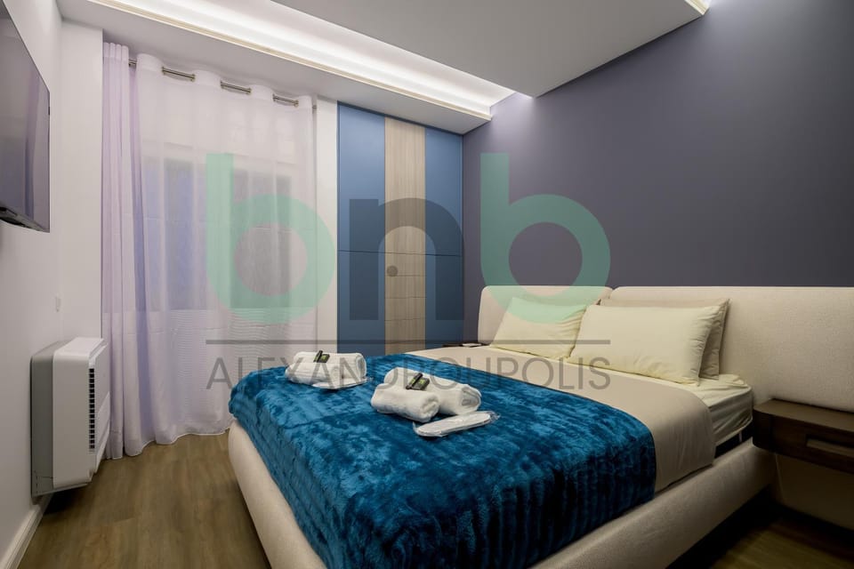 Bed, TV and multimedia, Photo of the whole room, Bedroom, towels
