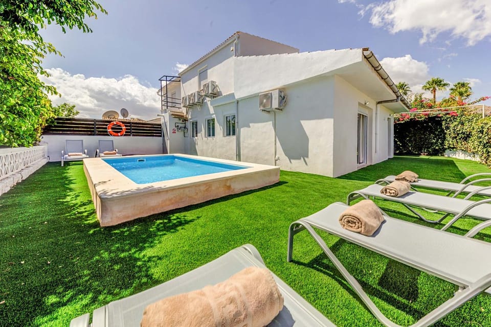 Pool view, Swimming pool, sunbed