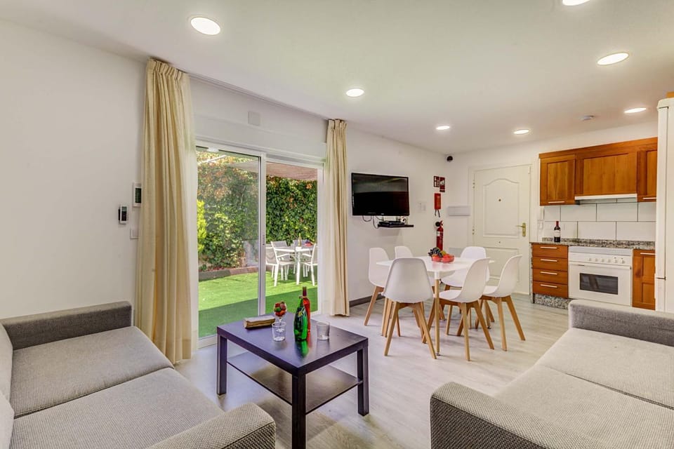 TV and multimedia, Kitchen or kitchenette, Living room, Dining area, oven