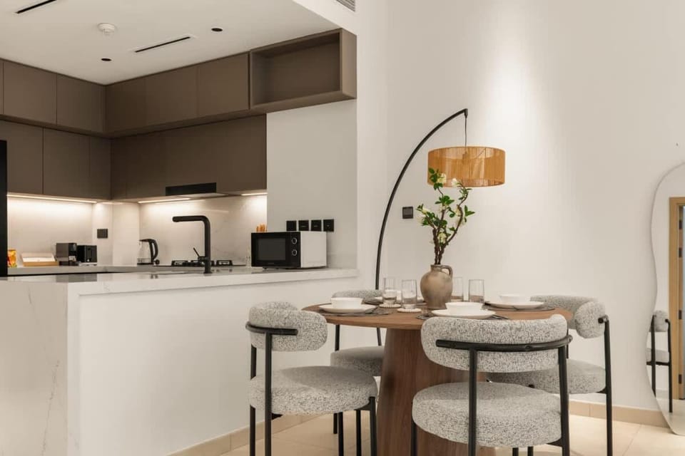 Brand New 2BR, Circle Mall View, Great Pool & Gym Apartment in Dubai