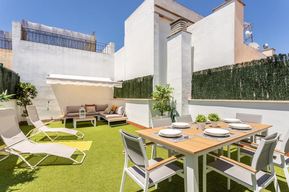 Balcony/Terrace, Decorative detail, Seating area, Dining area, sunbed