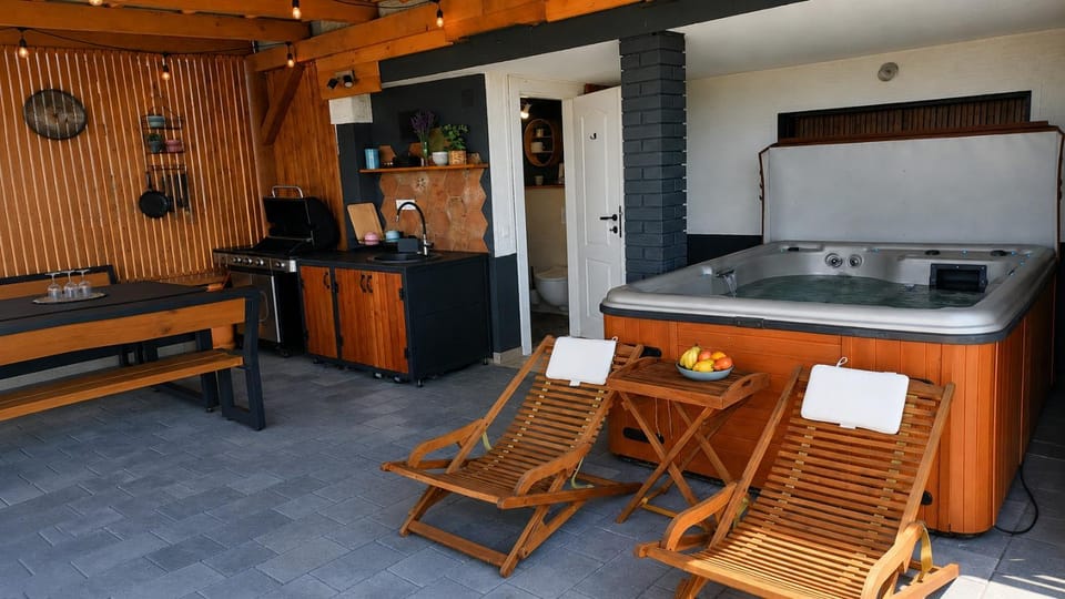 Toilet, Hot Tub, Balcony/Terrace, Kitchen or kitchenette, Seating area