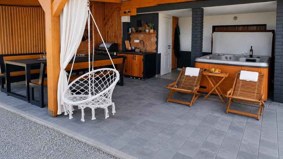 Toilet, Hot Tub, Balcony/Terrace, Kitchen or kitchenette, Seating area, sunbed