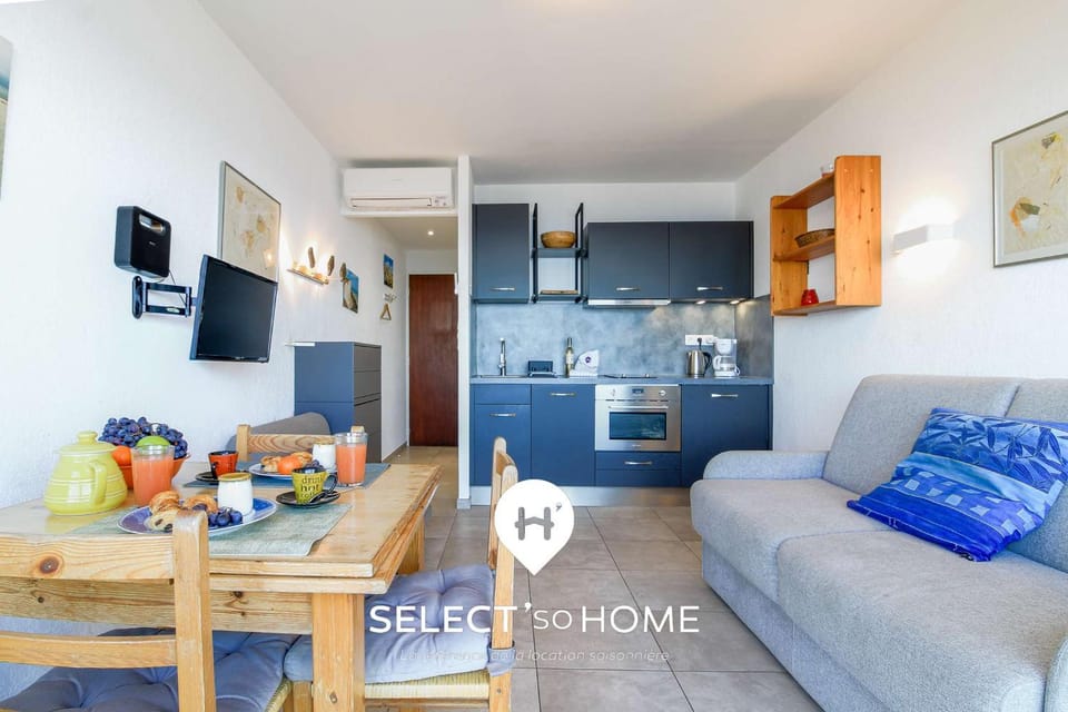 TV and multimedia, Living room, Photo of the whole room, Dining area, stove