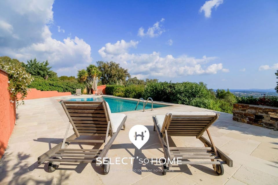 Day, Natural landscape, Pool view, Swimming pool, sunbed