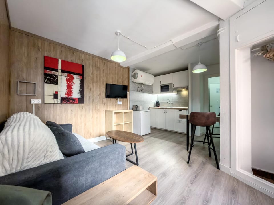 Kitchen or kitchenette, Living room, Seating area, Dining area, stove