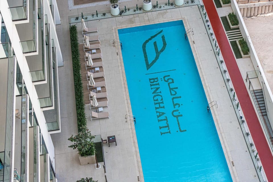 Chic 1BR Getaway, Sleeps 4, Stunning Pool Views Apartment in Dubai