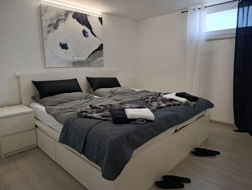 Bed, Photo of the whole room, Bedroom, towels
