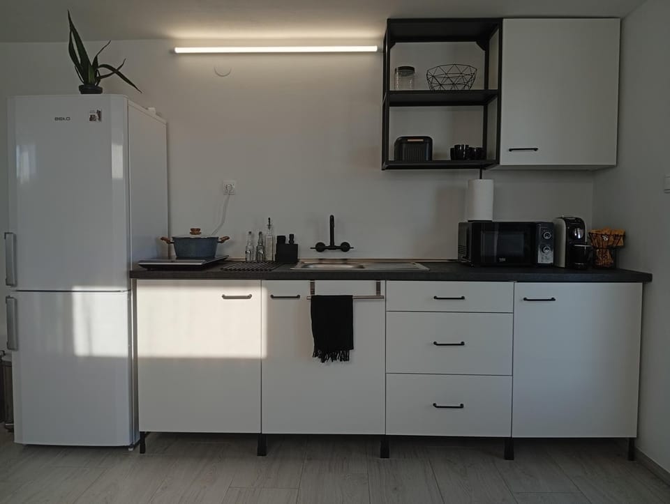 Coffee/tea facilities, Kitchen or kitchenette, stove