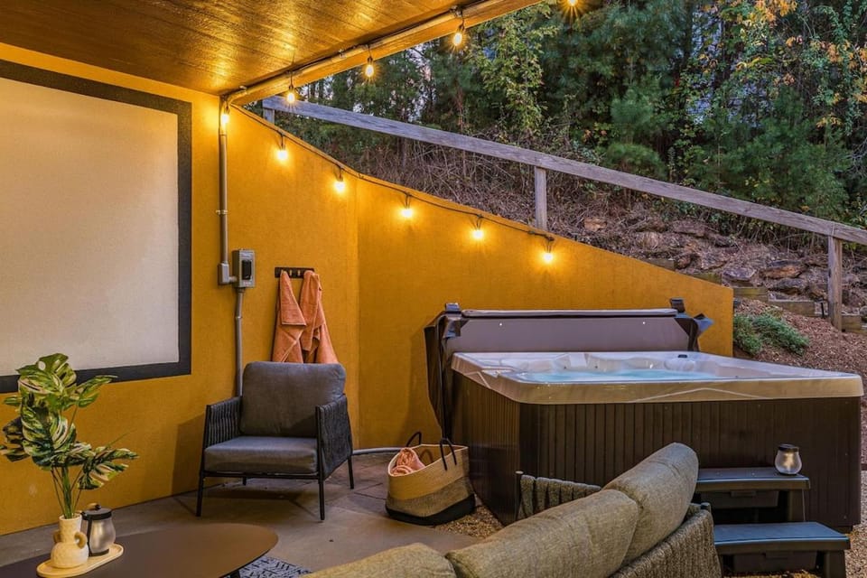 360Mtn Views, OutdoorTheatre, Hottub, Sauna, GmRm House in Asheville